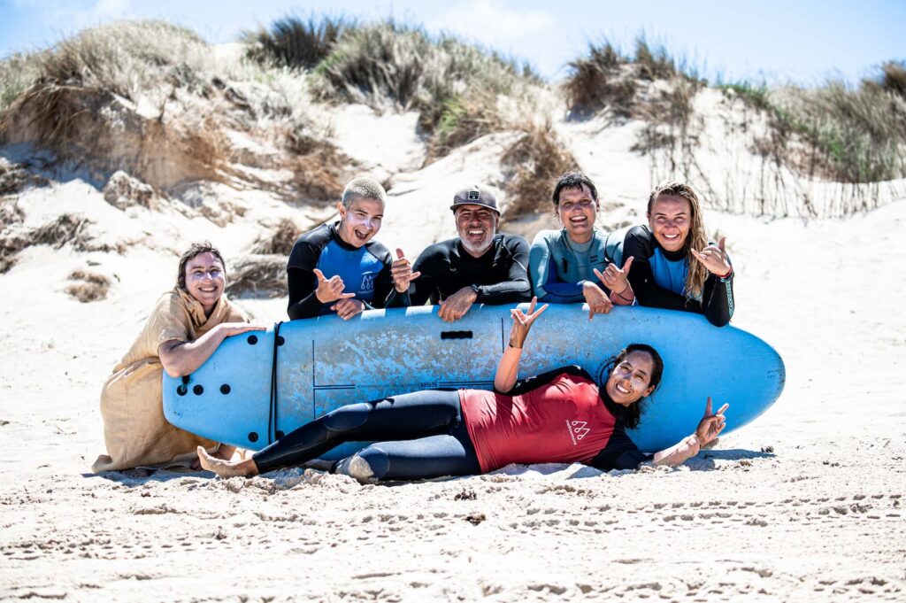 Gruppe der Surf Mental Week am Strand